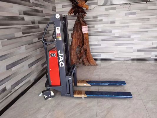 Il pedone cavalca l'impilatore elettrico 1500kg 1.5T CDD15B del pallet dei semi