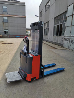 Una passeggiata da 1,5 tonnellate dietro l'ascensore del pallet ha alimentato l'impilatore CDD15E di Walkie