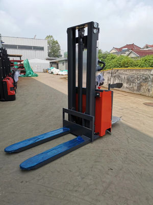 Una passeggiata da 1,5 tonnellate dietro l'ascensore del pallet ha alimentato l'impilatore CDD15E di Walkie