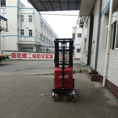 Il pedone cavalca l'impilatore elettrico 1500kg 1.5T CDD15B del pallet dei semi